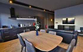 Akureyri Lux Apartments With Hot Tub Access